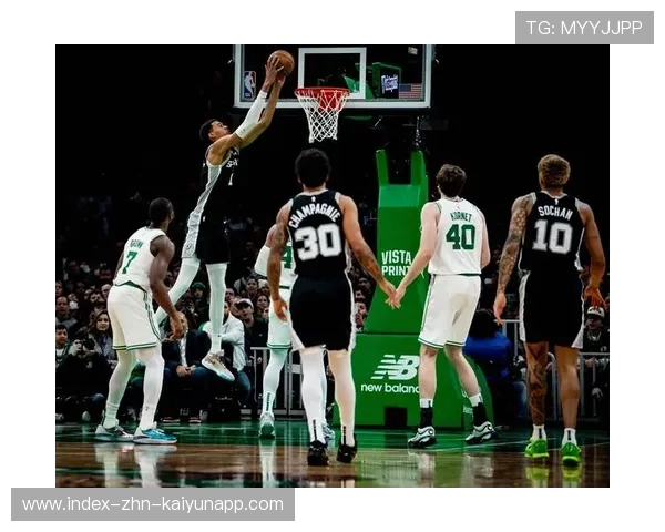 文班亚马低位背身单打命中，马刺锋线霸气十足